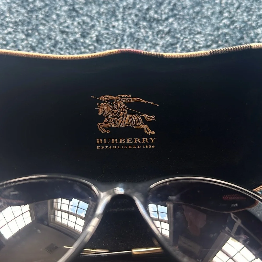 Burberry black sunglasses includes case - Picture 10 of 11